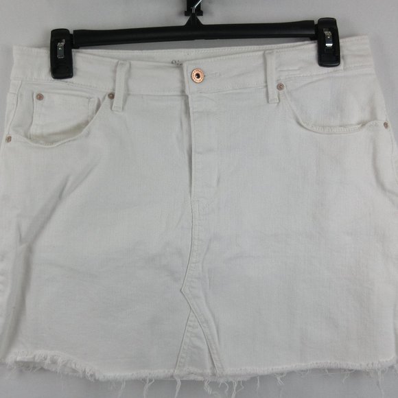 Levi's Women's Blue Jean Style Mini Skirt Size 14--W32 Color White NWOT - Picture 2 of 8
